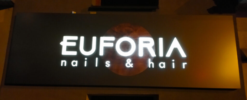 Euforia nails & hair - szyld reklamowy (3)