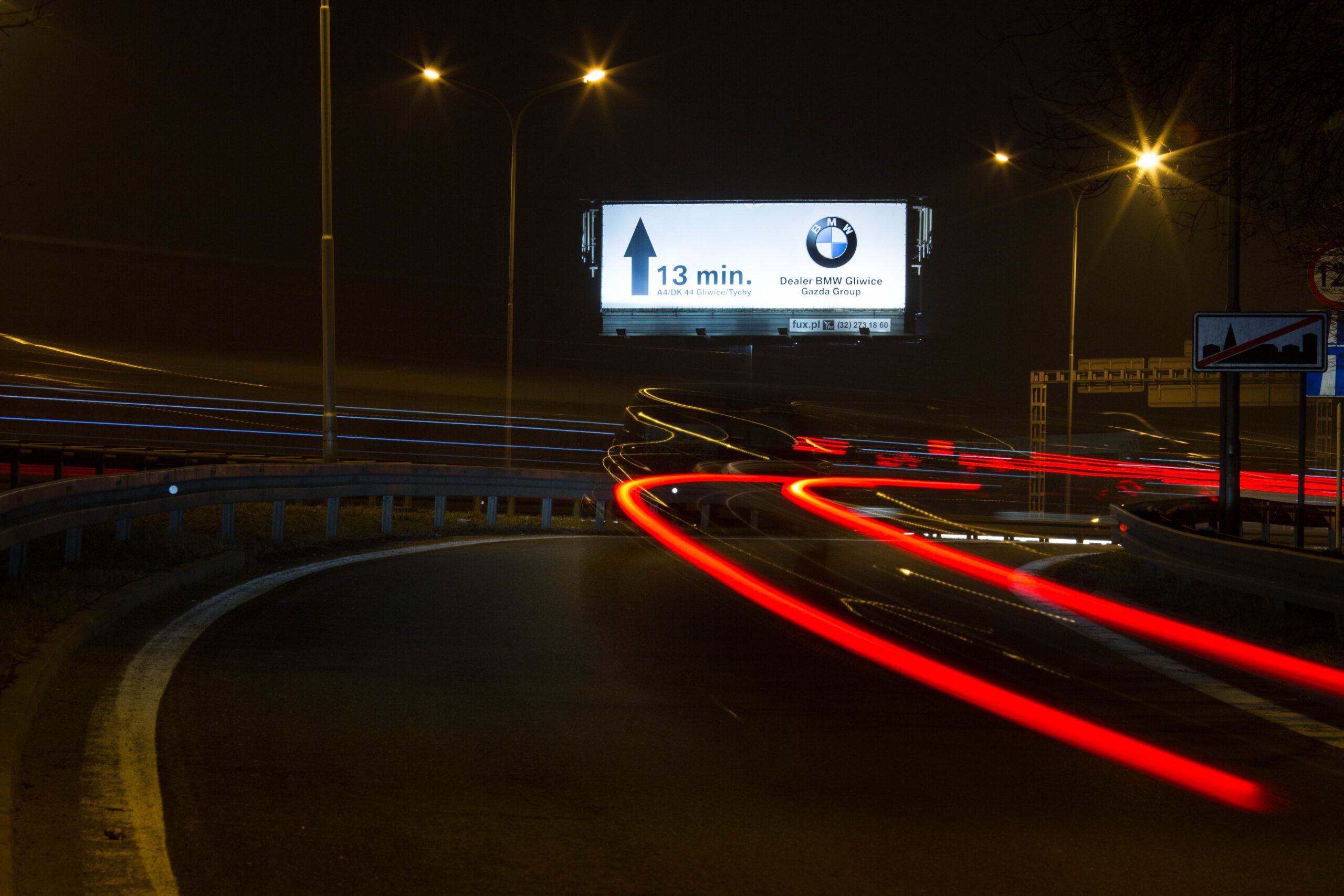 Podświetlony nośnik reklamowy przy drodze nocą