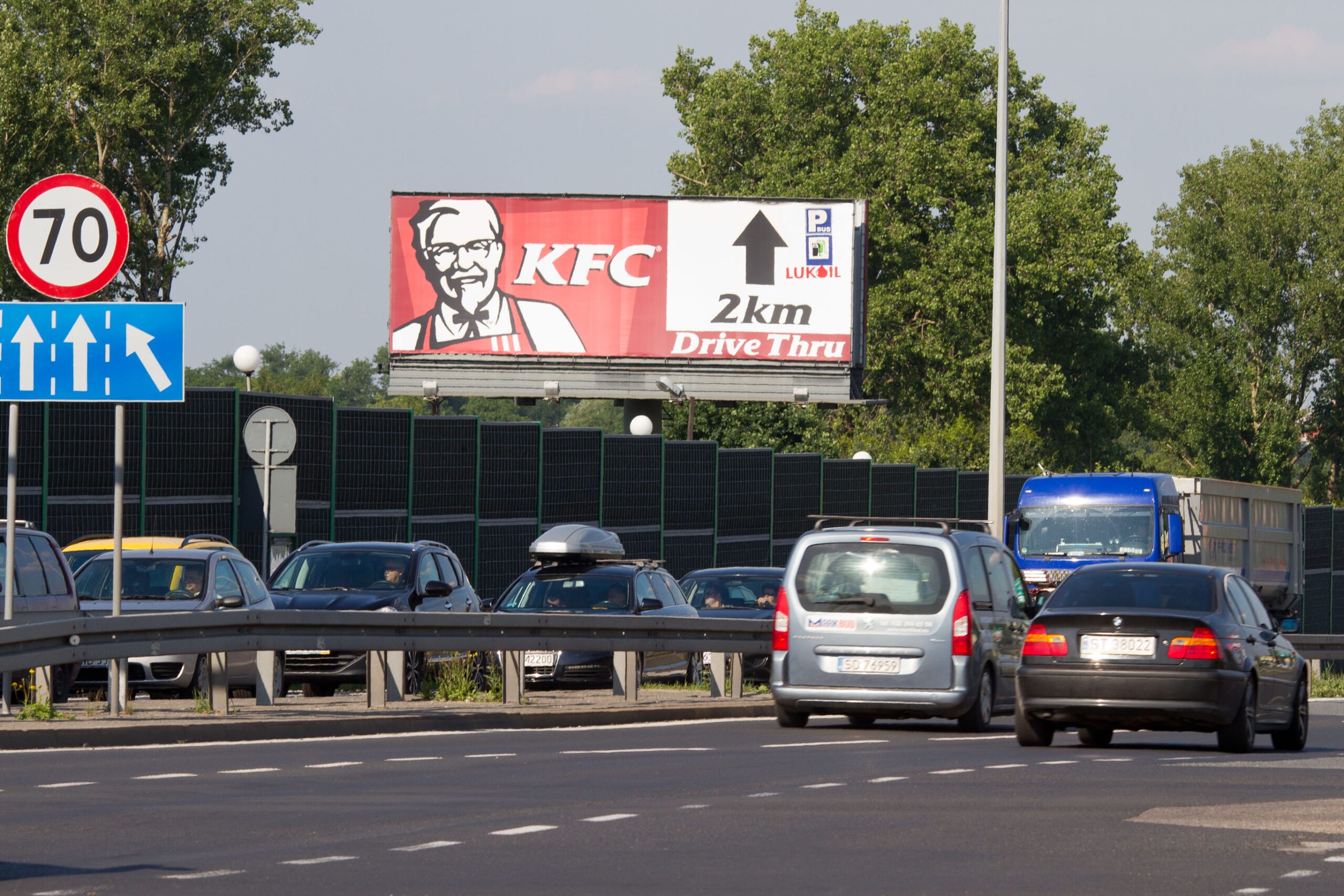 Billboard KFC przy ruchliwej ulicy w korku samochodów