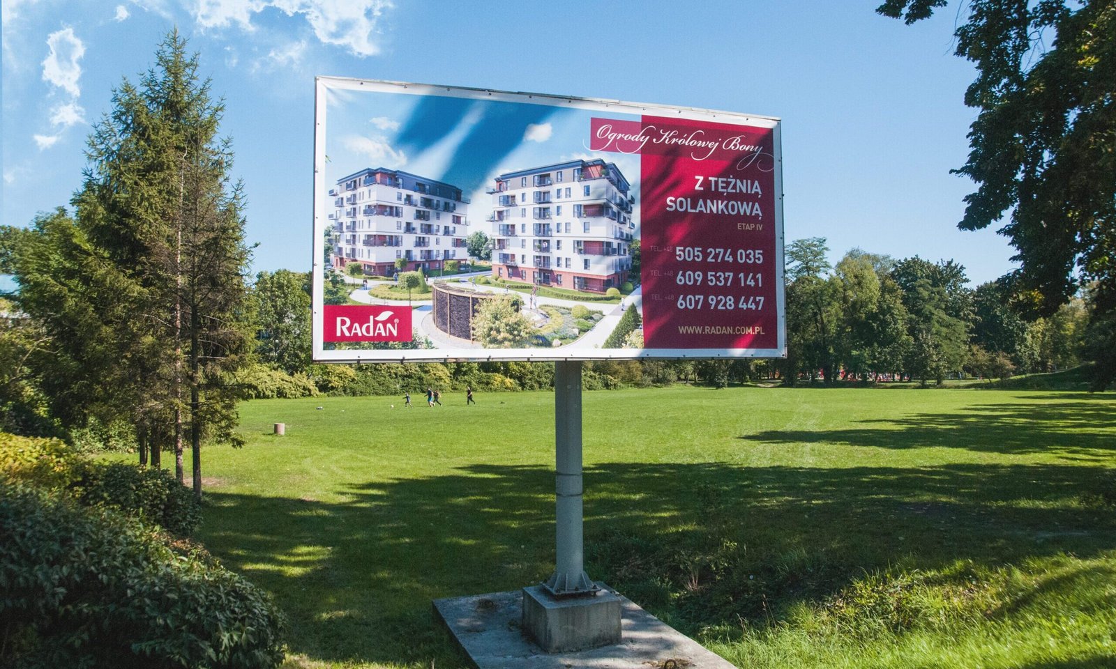 Billboard przedstawiający inwestycję Ogrody Królowej Bony firmy Radan – skuteczna reklama dla deweloperów w przestrzeni miejskiej, prezentująca nowoczesną architekturę oraz tężnię solankową.